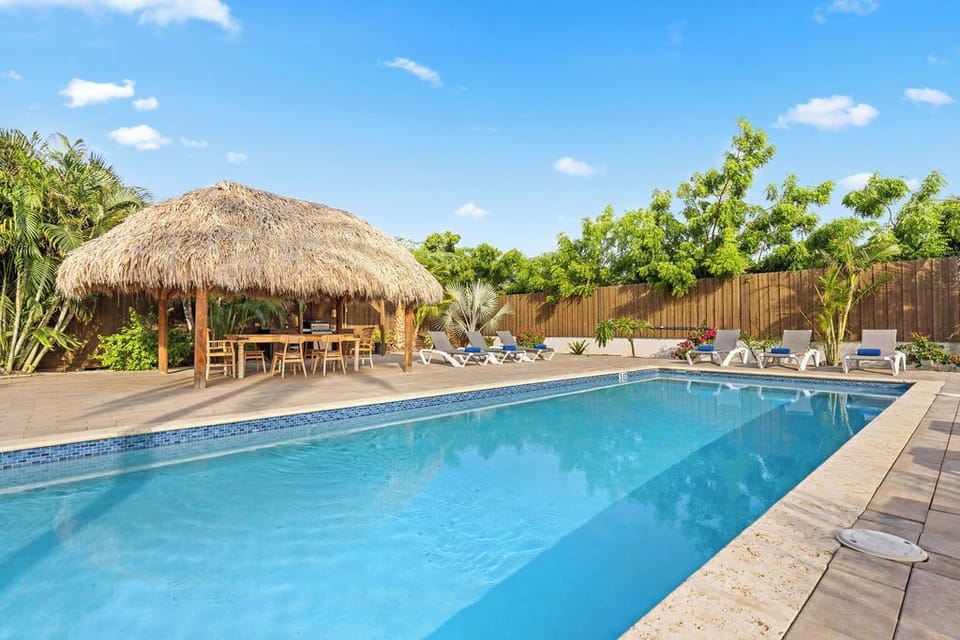 Modern Studio w/ KingBed, Pool, & close to Beaches (21173)