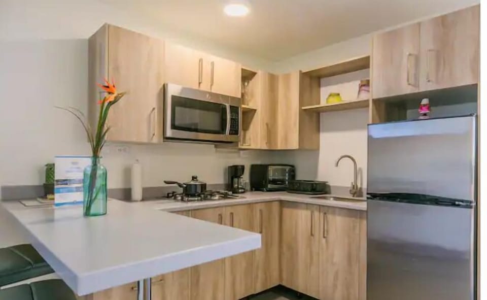 Modern Studio w/ KingBed, Pool, & close to Beaches (21181)