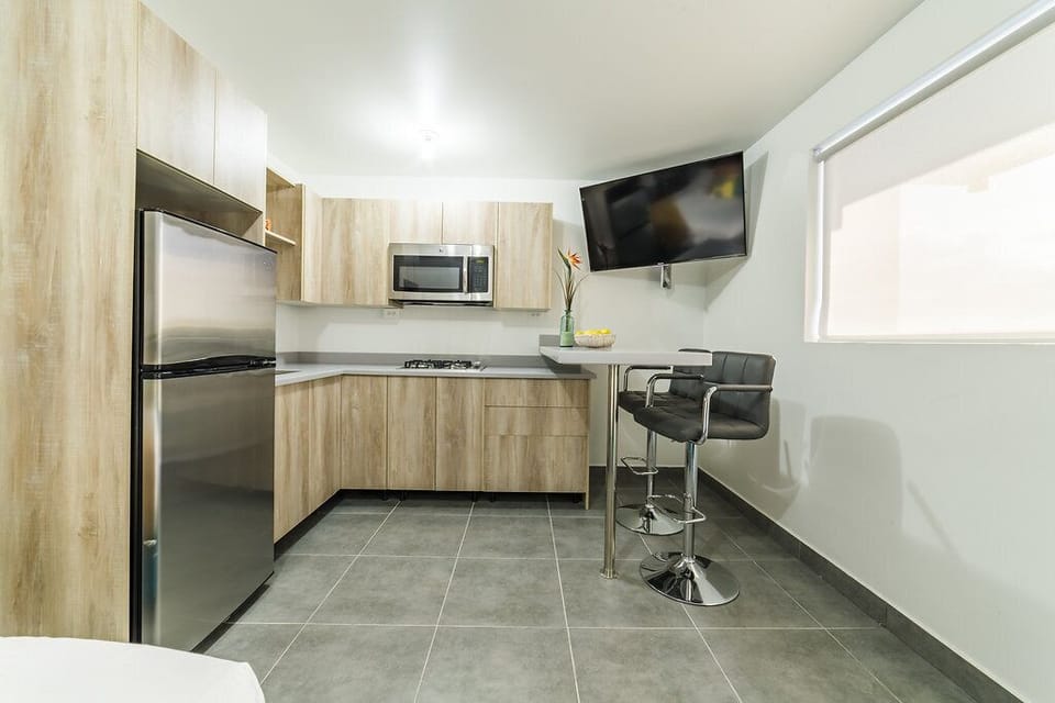 Modern Studio w/ KingBed, Pool, & close to Beaches (474)