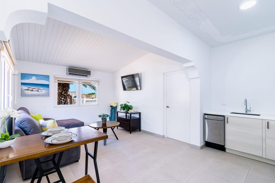 Palm Suite @ Arashi Beach w/ Pool & Deck (24156)
