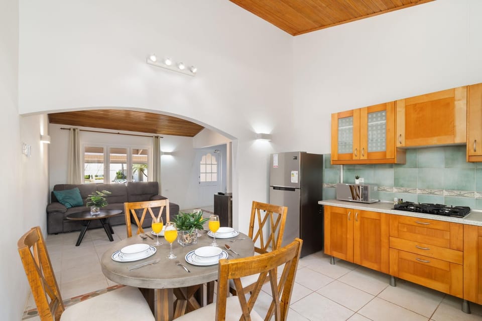 Tres Trapi Suite @ Arashi Beach w/ Pool & Deck (23858)