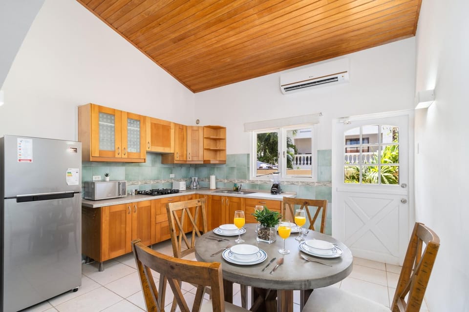 Tres Trapi Suite @ Arashi Beach w/ Pool & Deck (23852)