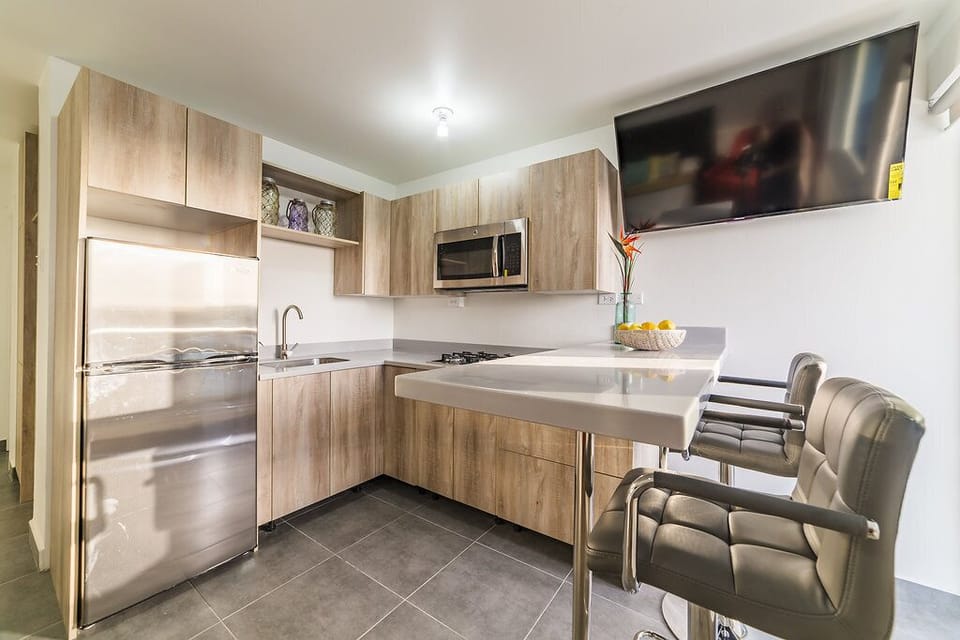Equipped Kitchen/Kitchen Bar