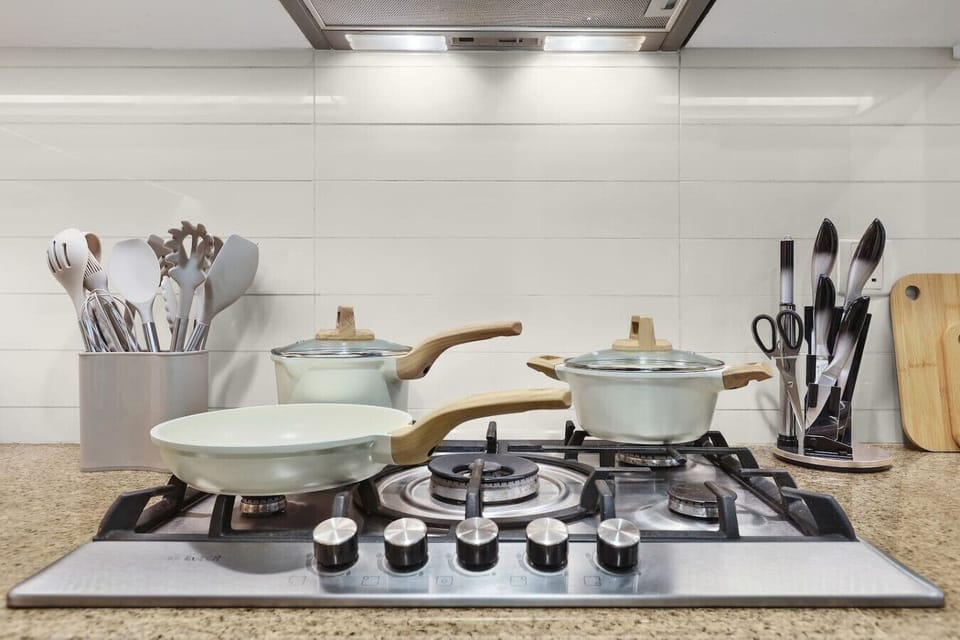 Modern Kitchen: Whip up culinary delights in a stylish space with top-notch appliances!