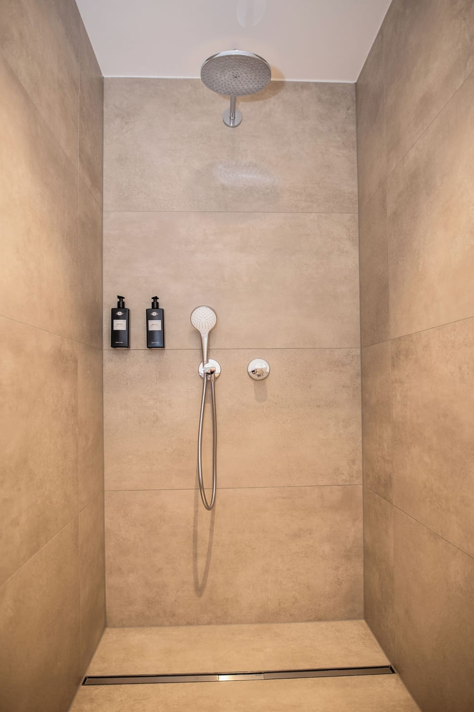Suite | Bathroom | Shower, hair dryer, towels, soap