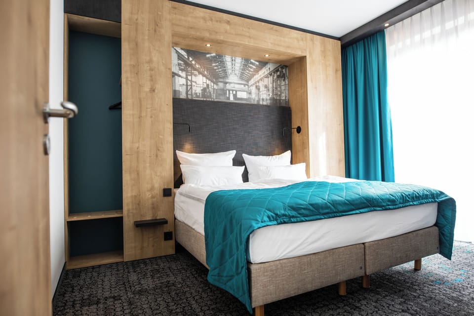 Suite | Premium bedding, in-room safe, desk, laptop workspace