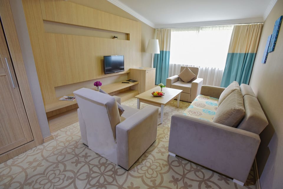 Deluxe Room | Living area | 32-inch LED TV with digital channels, TV, table tennis