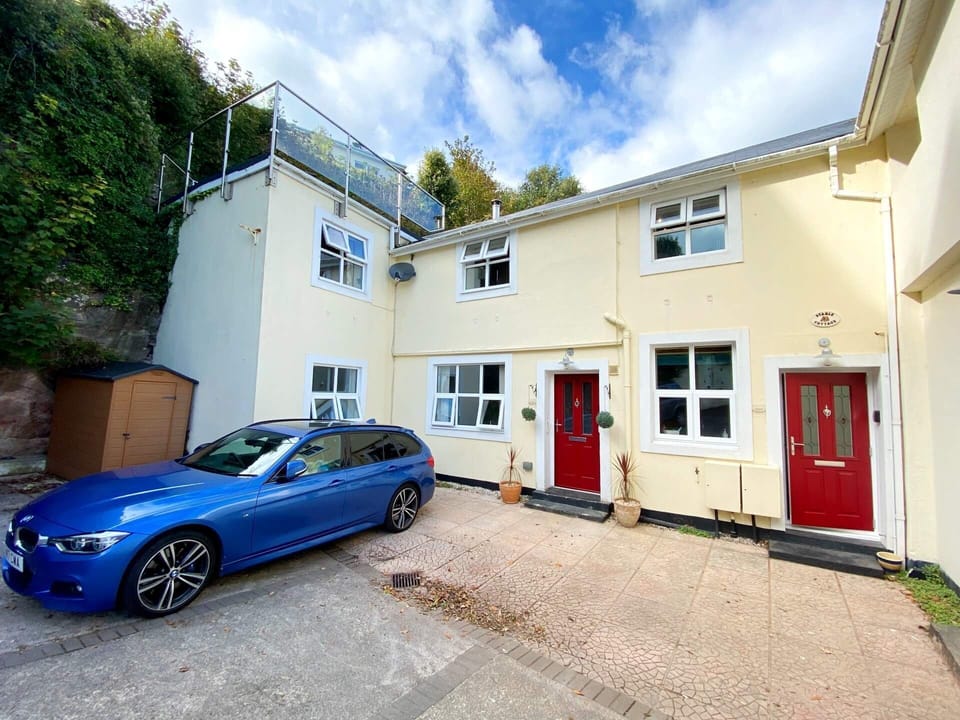 The Stables Holiday Apartment at Meadfoot Bay - with free parking.