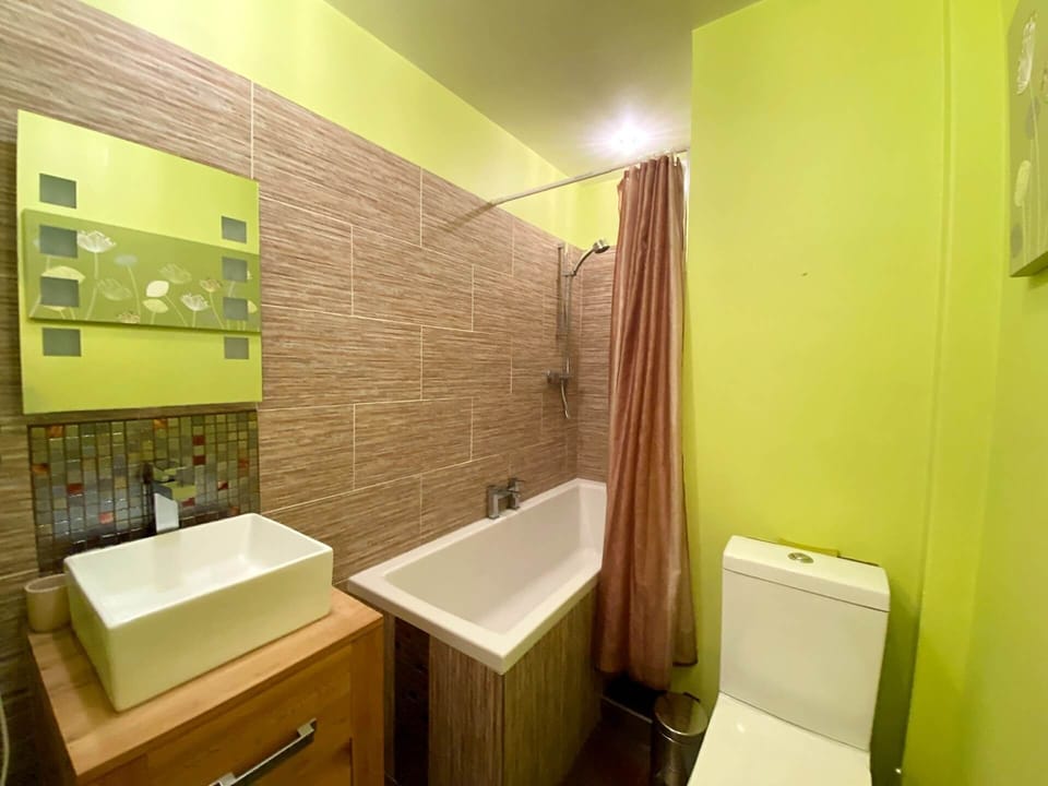 Upper Stable Holiday Apartment  - Bathroom