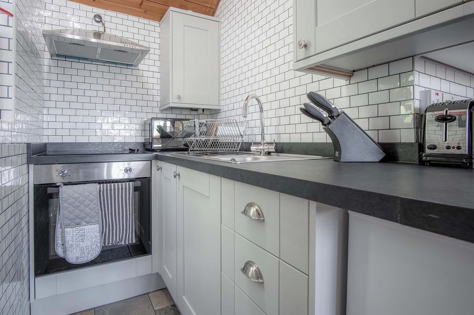 Cottage (1 Bedroom) | Private kitchen | Fridge, microwave, oven, stovetop