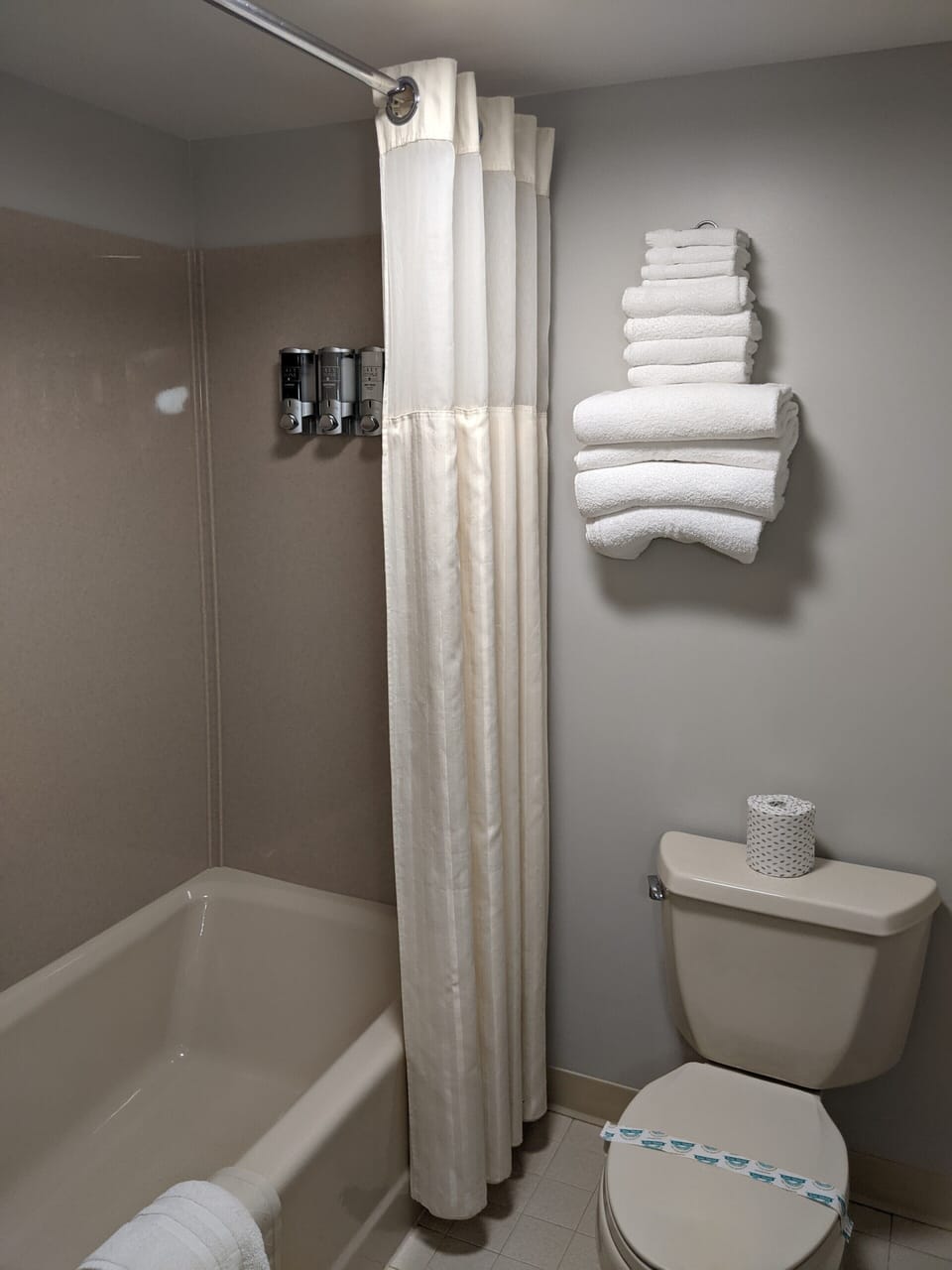 Standard Single Room, 1 Queen Bed, Non Smoking | Bathroom | Combined shower/tub, hair dryer, towels, soap