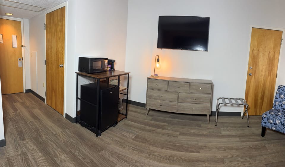 Standard Room, 1 King Bed, Mobility Accessible, Non Smoking | Individually decorated, individually furnished, desk, laptop workspace