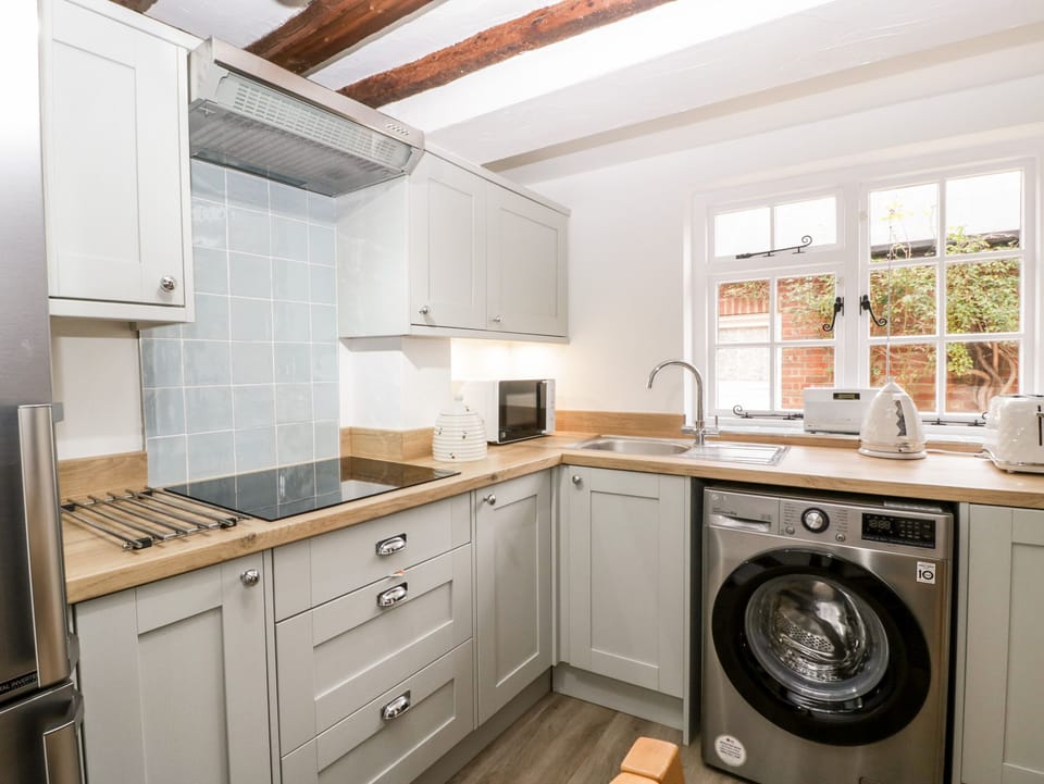 Cottage | Private kitchen | Fridge, microwave, dishwasher, toaster