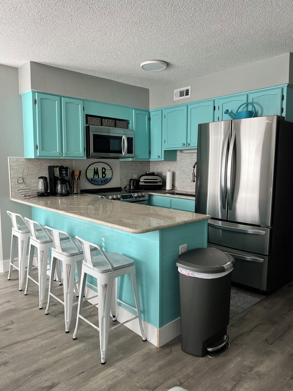 Breakfast counter with 4 stools