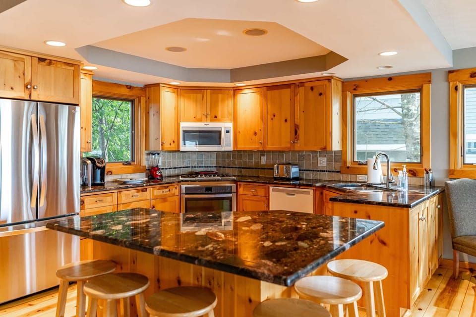 Fully Stocked Kitchen with Bar Seating for 6