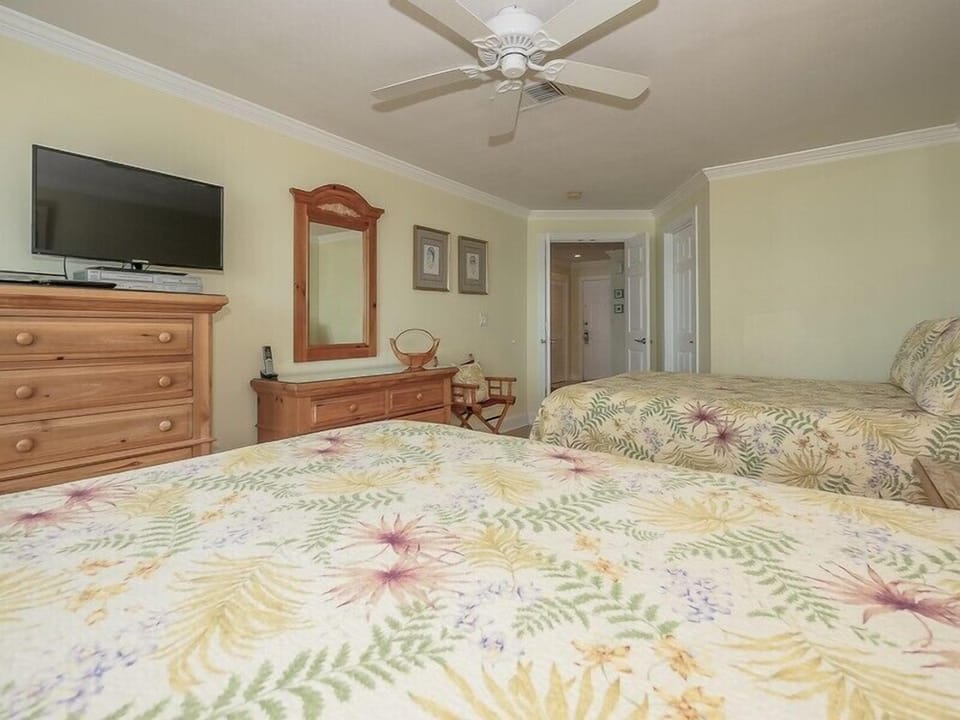 Guest Bedroom with Flat Screen TV and Access to Shared Hall Bath at 1898 Beachside Tennis