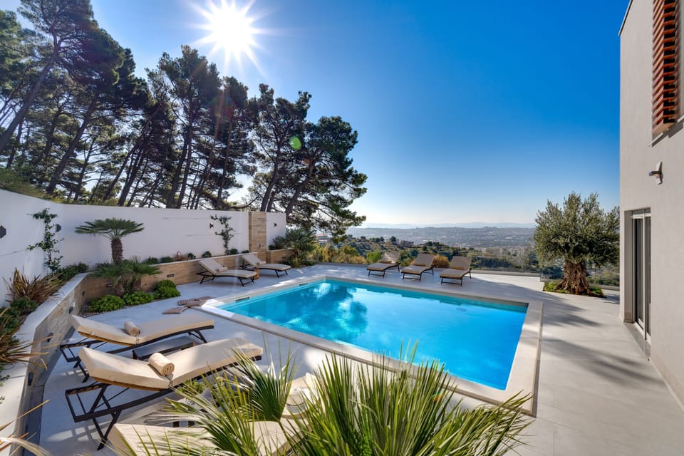 Very nicely designed and contemporary property equipped for a relaxing vacation.