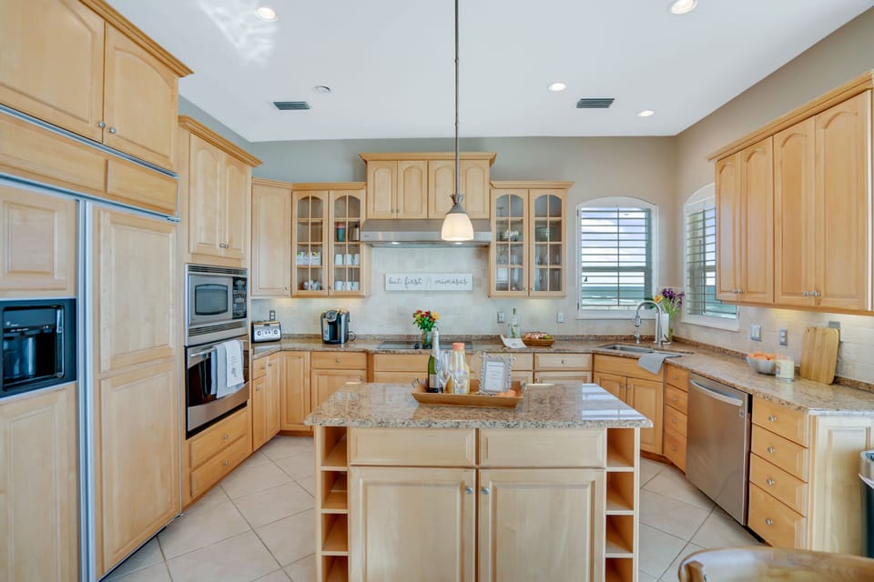 Gourmet kitchen has everything you need to indulge your inner chef!