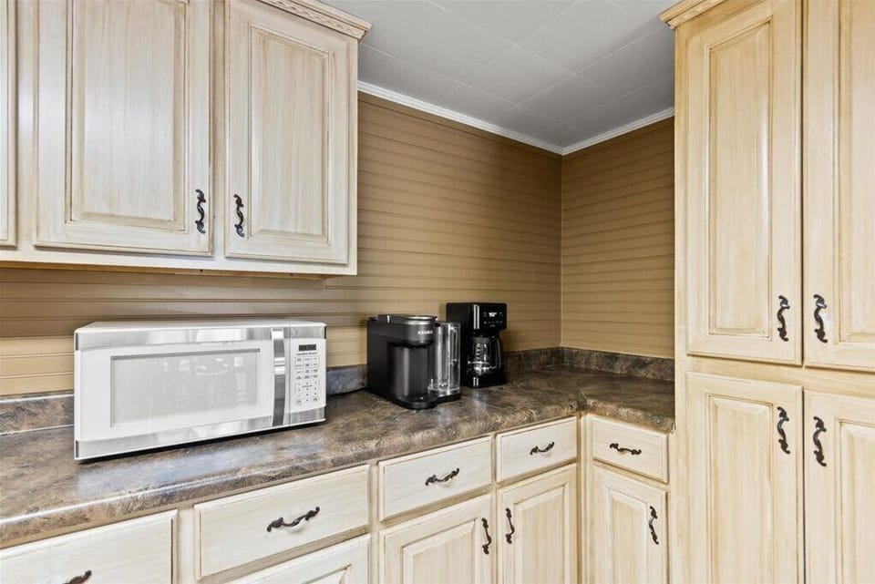 Fully stocked kitchen, Keurig Single Serve & Mr Coffee 10+ cup coffee maker