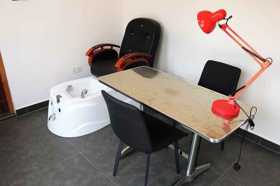 Couples treatment rooms, body treatments, hot stone massages
