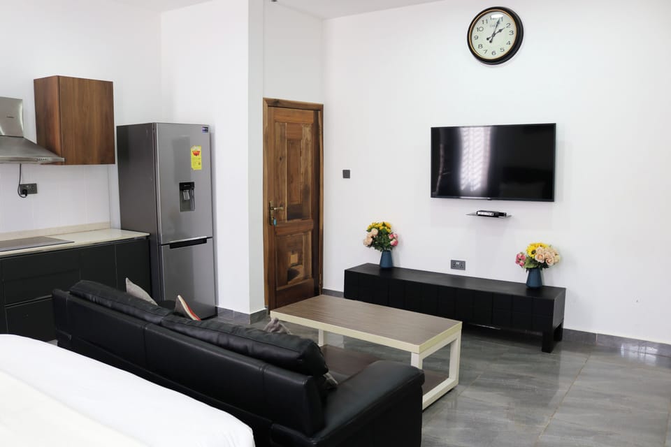 Premier Studio | Laptop workspace, iron/ironing board, WiFi (free), bed sheets