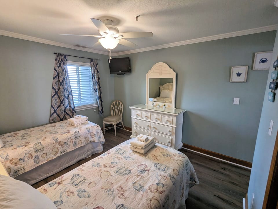 2nd bedroom with two twin beds.
