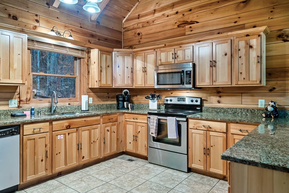 Beautiful granite kitchen with stainless appliances and all necesities.