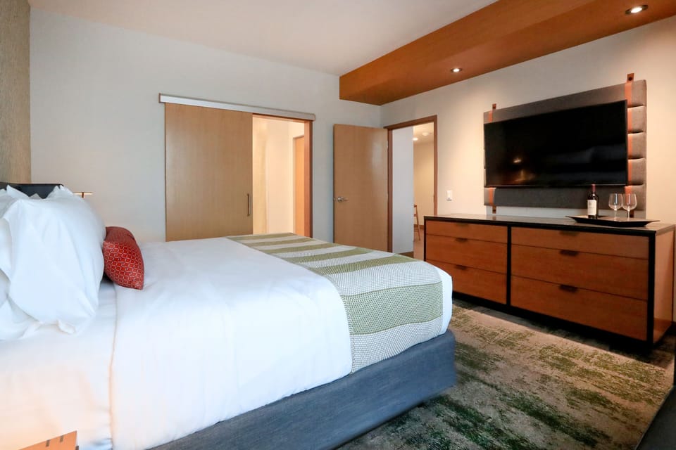 Grand Suite | Premium bedding, down comforters, pillowtop beds, in-room safe
