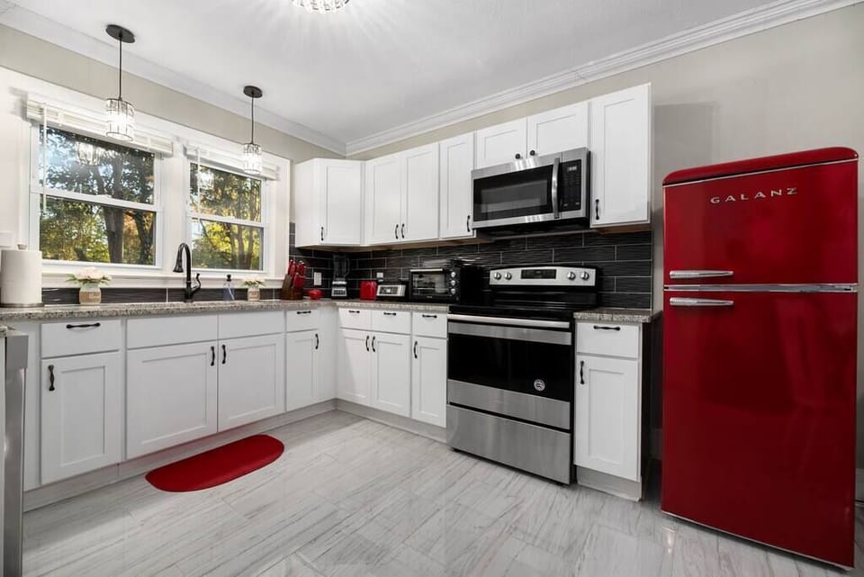Brand new kitchen with new cabinets, granite countertops and fully stocked. Airfryer, Ninja Blender, Toaster, Kettle, Dishwasher, Keurig, mini-waffle maker, ShaQ and more. 