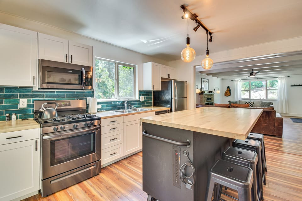 Kitchen | Crockpot | Keurig Coffee Maker | Toaster | Blender
