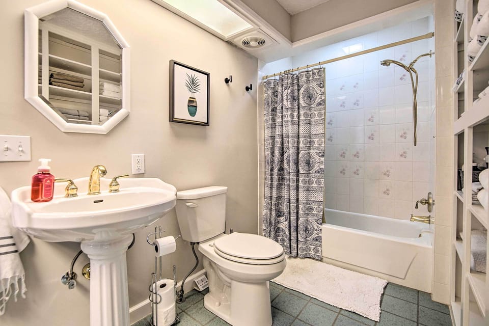 En-Suite Bathroom | Towels Provided