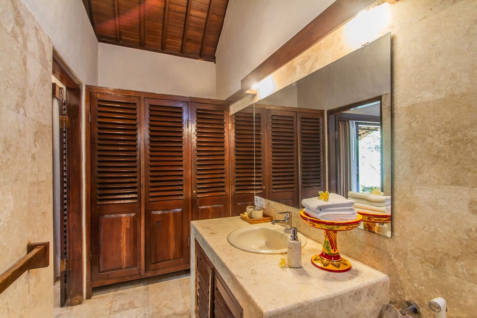 4 Bedroom Private Pool | Bathroom | Shower, rainfall showerhead, free toiletries, bidet