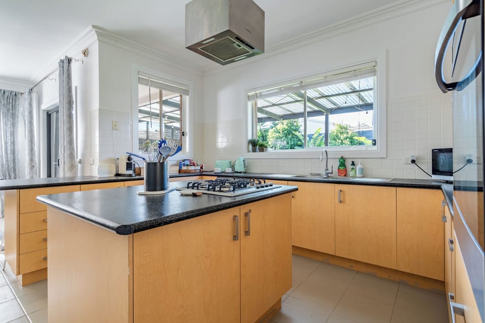 Fully equipped kitchen with Nutri bullet, sandwich press, hand blender etc