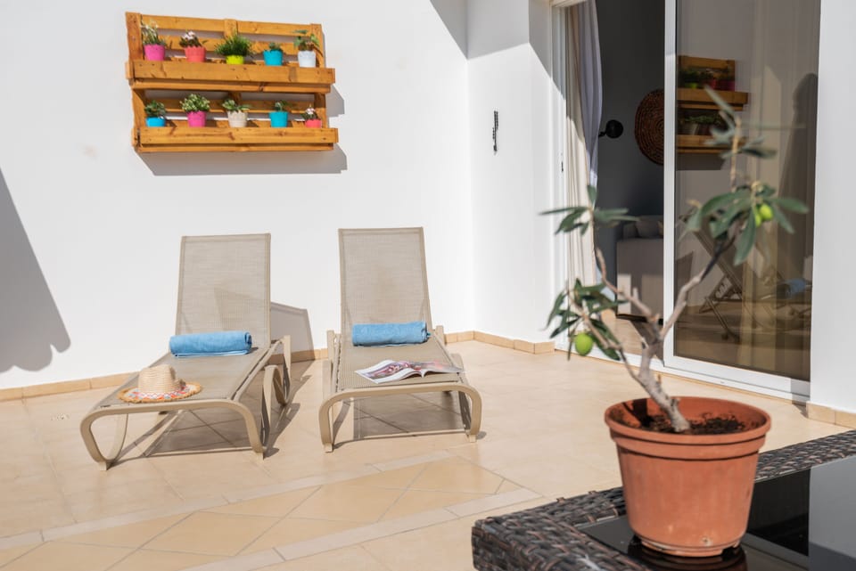 Comfort Apartment with Pool View | Balcony