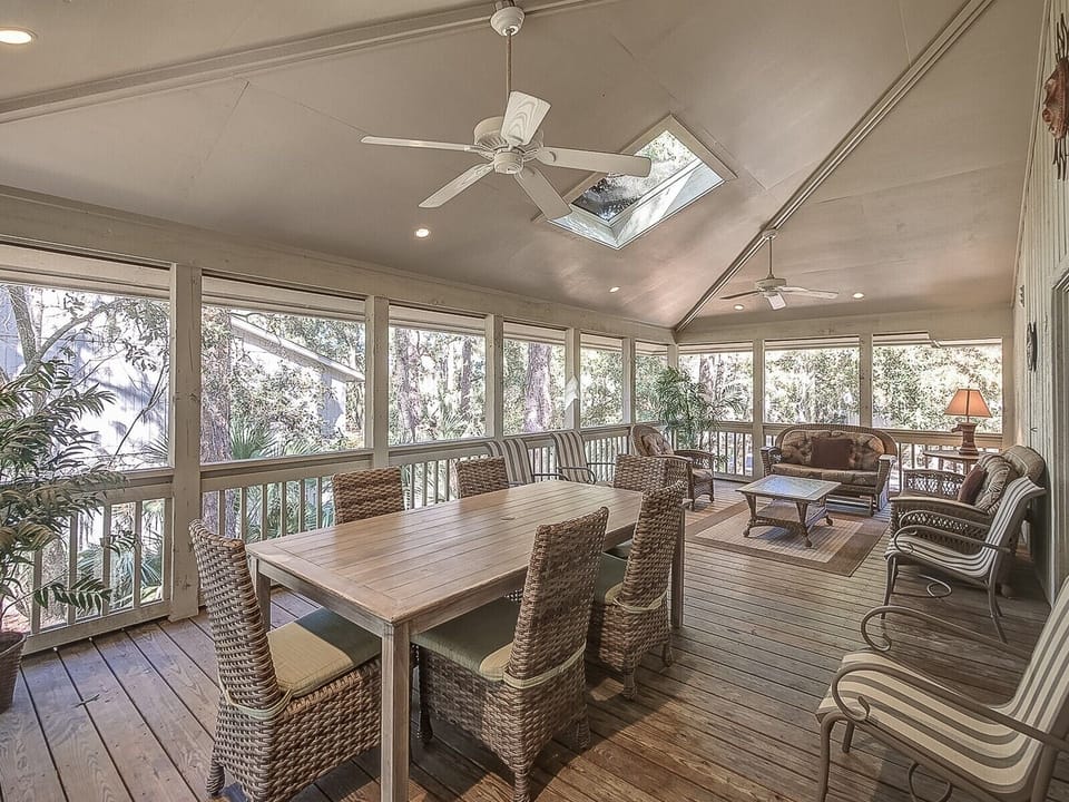 Large Screened Porch with Dining Table that Seats 6 at 13 Wren