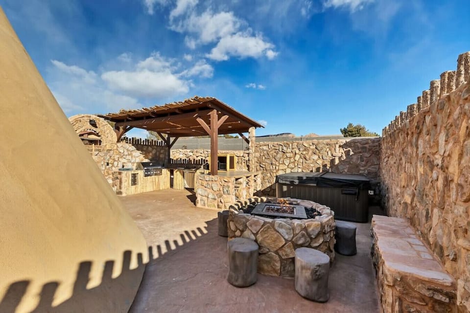Courtyard w/ Outdoor Kitchen, Firepit