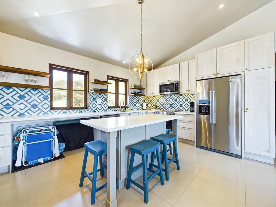 Gourmet kitchen, fully stocked