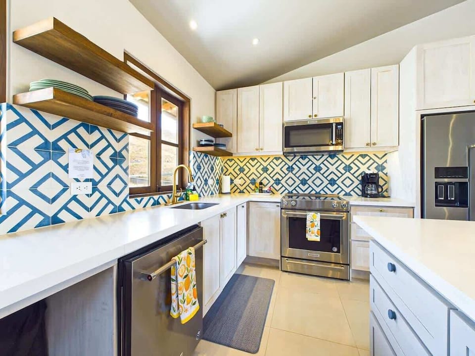 Gourmet kitchen, fully equipped