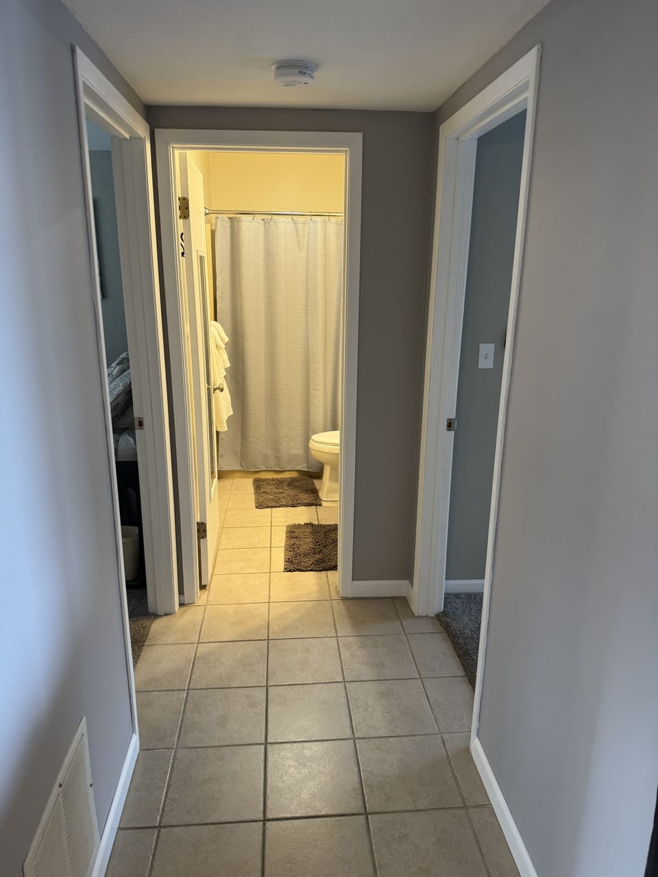 Bathroom sits between the 2 bedrooms