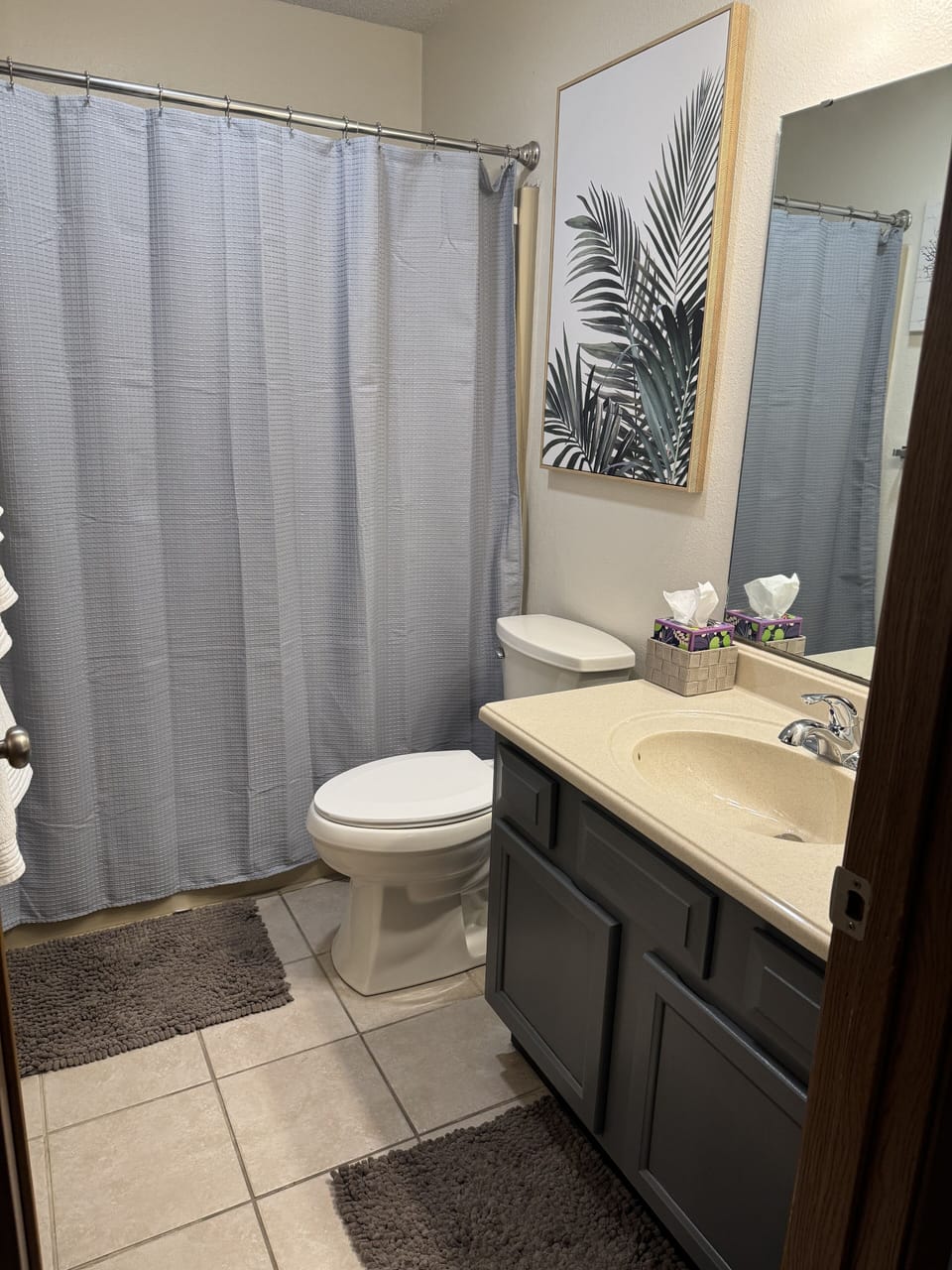Bathroom: tub/shower combo