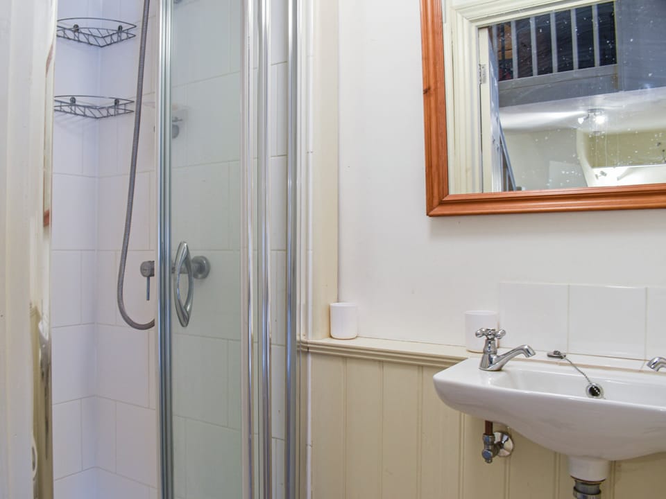 En-suite | Hoppers Farmhouse - Hoopers Holidays, Tilshead
