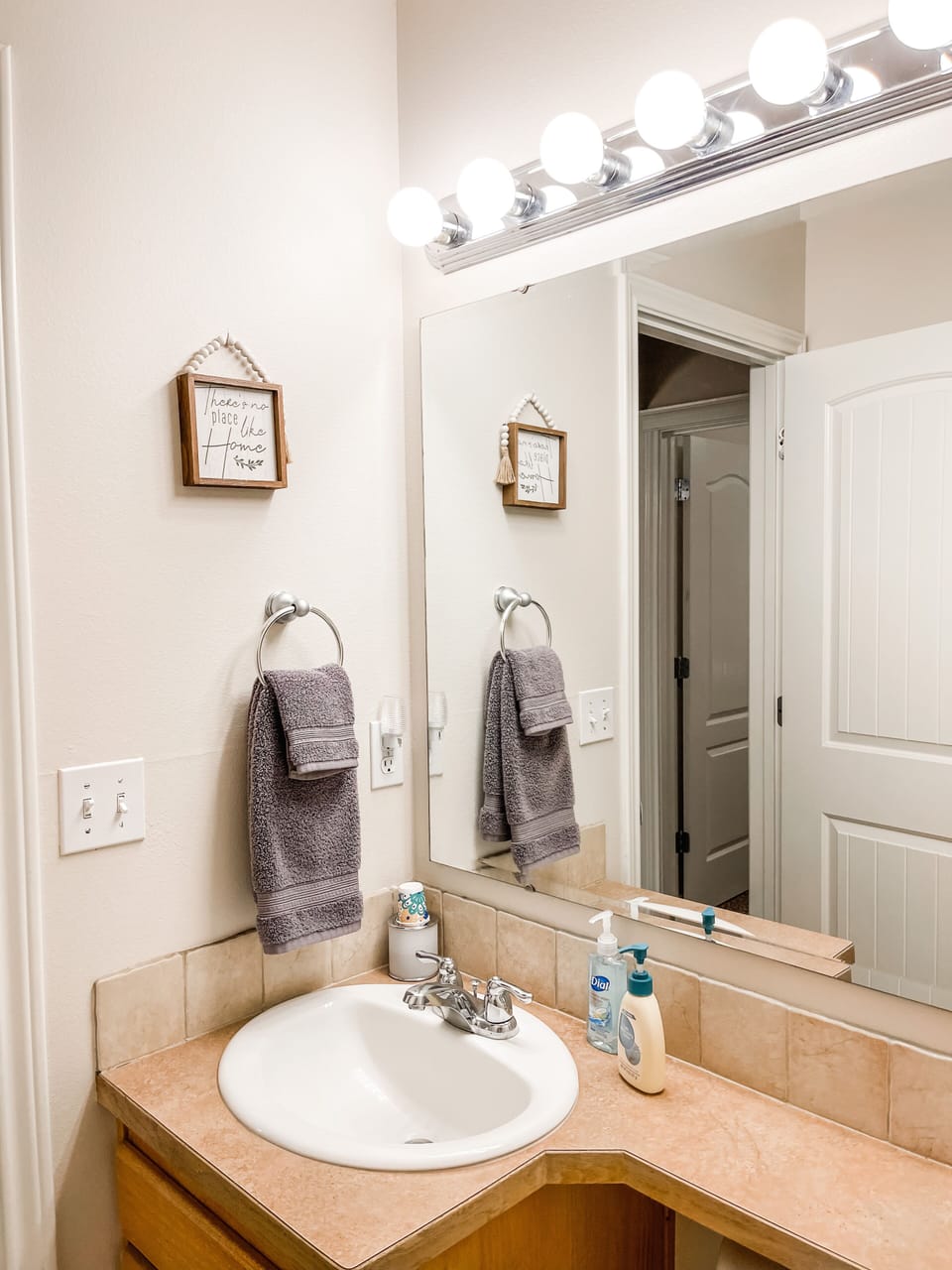 2nd Bathroom. 