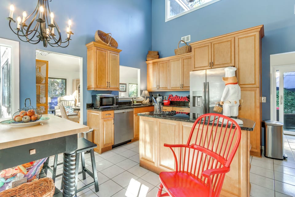 Kitchen | Cooking Basics | Dining Area | Dishes & Flatware Provided