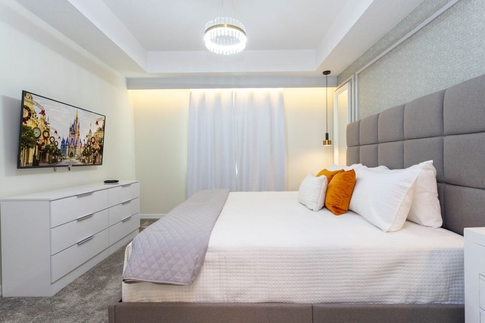 Bedroom #2: King-size bed en-suite w/ TV.