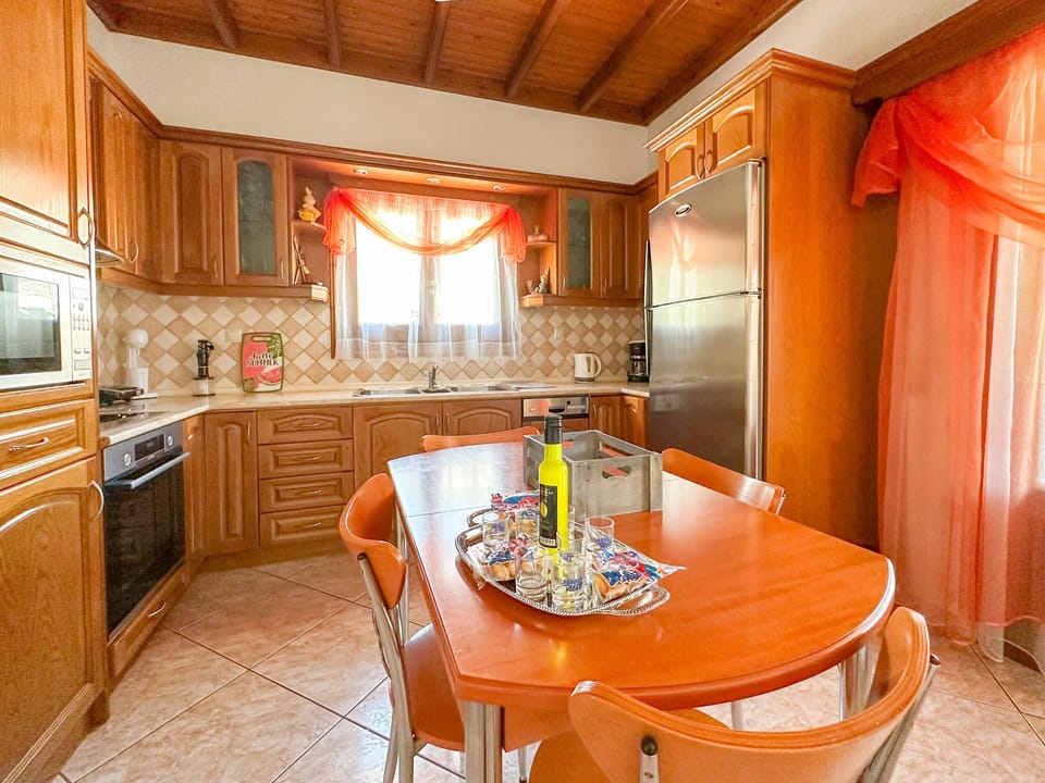 Fine features of fully fitted kitchen
