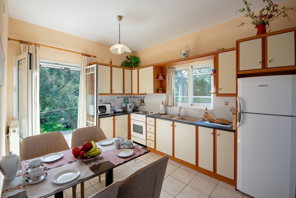 Splendid dining and kitchen