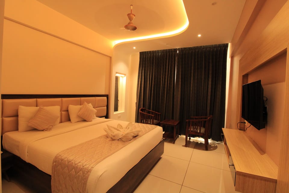 Deluxe Room (AC) | Premium bedding, WiFi (free), bed sheets