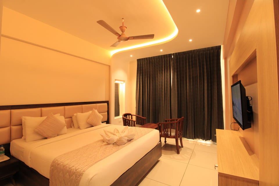Deluxe Room (AC) | Premium bedding, WiFi (free), bed sheets