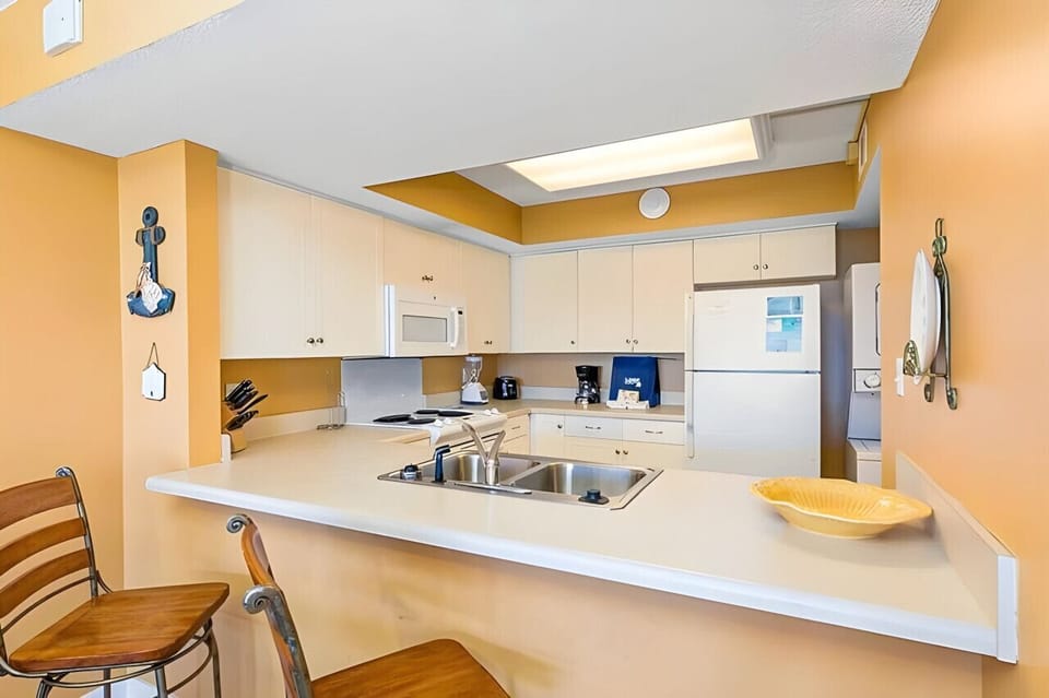 Kitchen with snack bar