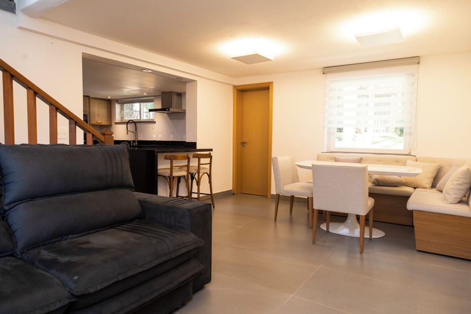 Chalé Premium Chapéu do Bispo | Living area | 32-inch Smart TV with cable channels, fireplace, streaming services